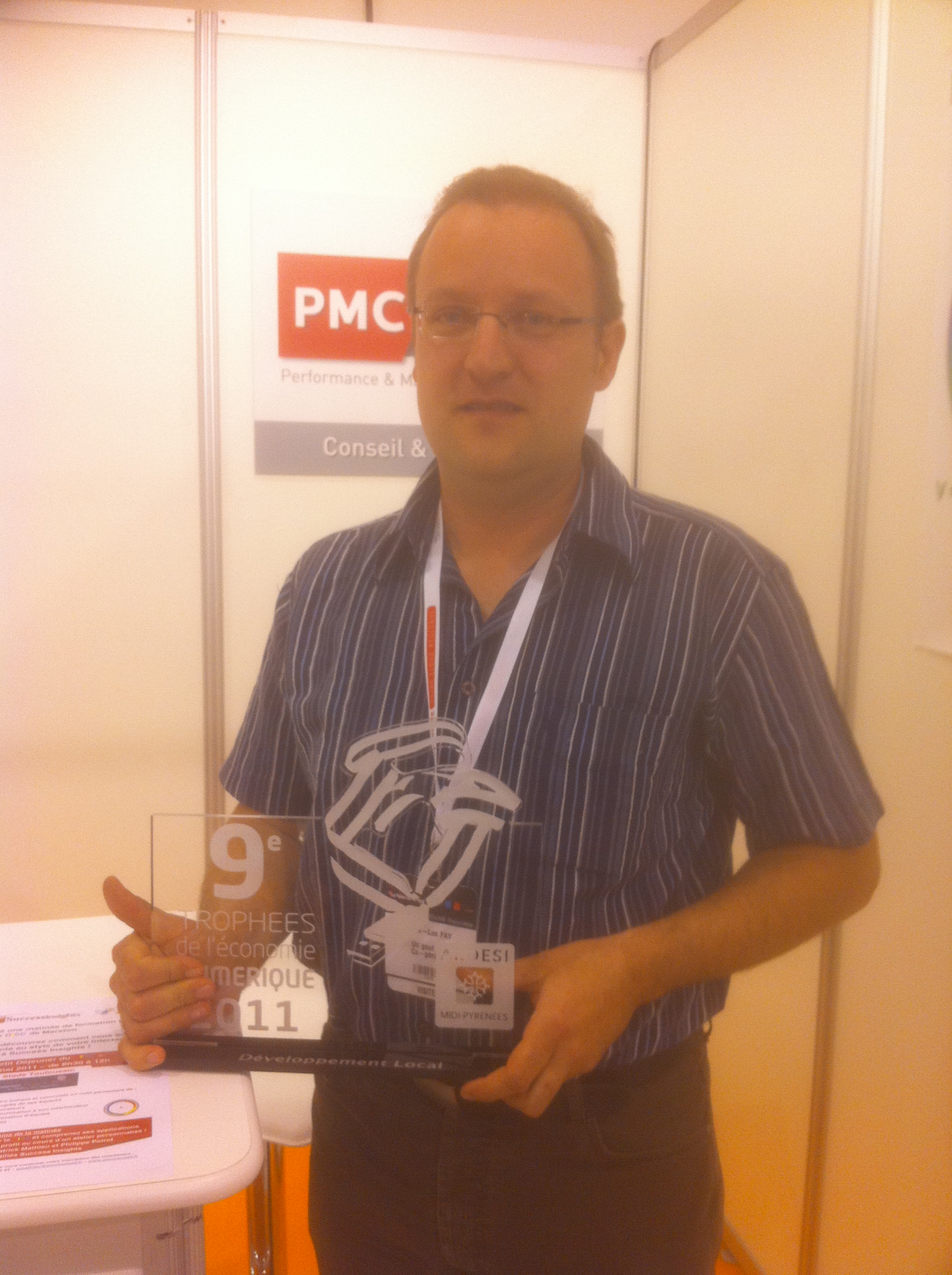 Jean-Luc Fay avec le trophée de l'économie numérique